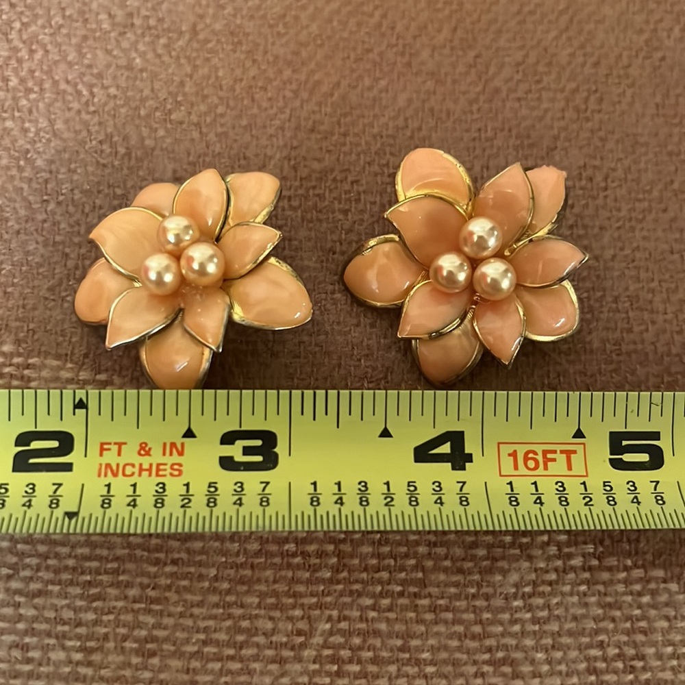 EUC Soft Pearl Peach Floral Earrings Gold Pearl Accent - Picture 3 of 5